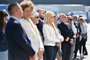 Uczestnicy uroczystości nadania nazwy nowemu promowi zebrani na nabrzezu promowym // fot. Michał Puszczewicz