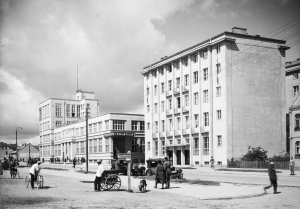 Budynki Banku Gospodarstwa Krajowego i urzędu pocztowego w Gdyni, fot. Henryk Poddębski, 1930, NAC