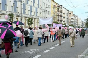 Uczestnicy Marszu R&oacute;żowej Wstążki na ul. Świętojańskiej 