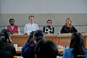 Od prawej: wiceprezydentka Gdyni Oktawia Gorzeńska i wykładowcy The Bartlett School of Architecture: Cheuk Ting Jane Wong , prof. Edward Denison i Drew Pessoa podczas spotkania w Urzędzie Miasta Gdyni