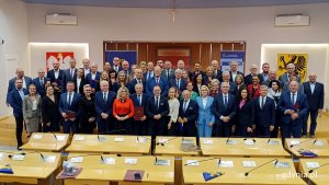 Zdjęcie grupowe uczestników spotkania w Urzędzie Marszałkowskim