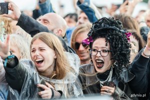 Uczestnicy festiwalu pod sceną gł&oacute;wną podczas jednego z koncert&oacute;w 