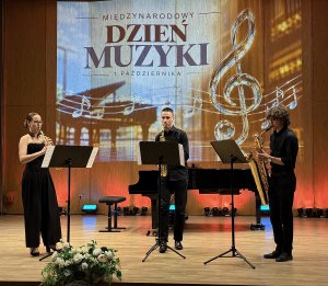 Trio gra na instrumentach dętych