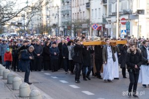 Uczestnicy Gdyńskiej Drogi Krzyżowej w procesji na ul. Świętojańskiej. Krzyż niosą m.in. radny Marek Dudziński i Dawid Biernacik