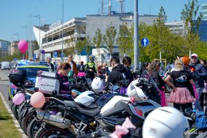 Uczestniczki i ich motocykle na mecie przejazdu charytatywnego na rzecz zdrowia kobiet 