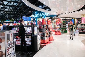 Nowe sklepy i restauracje na lotnisku w Gdańsku // fot. Karol Stańczak
