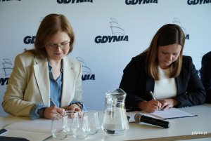 Na zdjęciu (od lewej): kierowniczka projektu HIVE AI Agnieszka Karlińska, prezydent Gdyni Aleksandra Kosiorek (fot. Magdalena Starnawska)