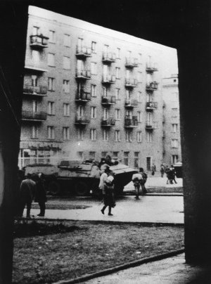 Transporter wojskowy na skrzyżowaniu ulic Władysława IV i Żwirki i Wigury w Gdyni. Z lewej strony widoczna jest witryna Bar Mleczny // źródło: IPN