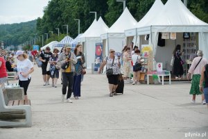 Ludzie na Plenerze Literackim na bulwarze Nadmorskim