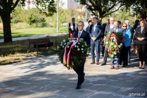 Emil Rojek, wicewojewoda pomorski podczas składania kwiatów przed pomnikiem Ofiar Grudnia 1970 roku na placu Wolnej Polski (fot. Magdalena Starnawska)