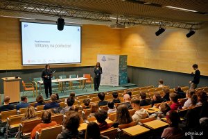 Debatę &bdquo;Poza schematami&rdquo; poprowadzili Maja Firgon i Kamil Pałka, radni Młodzieżowej Rady Miasta Gdyni 