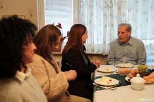 Wsp&oacute;lne rozmowy o Gdyni. Na zdjęciu: prezydent Gdyni Aleksandra Kosiorek, kierownik Urzędu Stanu Cywilnego Inocenta Nycz, jubilat Stanisław Soszyński (fot. Magda Śliżewska)