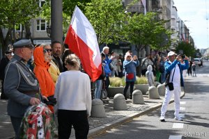 Uczestnicy uroczystości z okazji Święta Narodowego Trzeciego Maja na ulicy Świętojańskiej