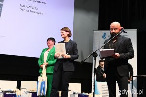 Wiceprezydentka Gdyni Katarzyna Gruszecka-Spychała (w środku), Monika Kucharczyk, dyrektorka Uniwersytetu WSB Merito filii w Gdyni i prowadzący galę Tomasz Podsiadły