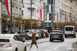 Ulica Świętojańska w biało-czerwonych barwach // fot. Karol Stańczak