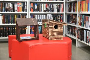 Dwa karmniki na czerwonej pufie