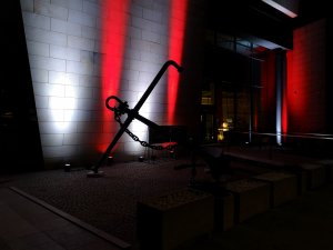 Budynek Muzeum Marynarki Wojennej oświetlony na biało-czerwono // fot. Karolina Szypelt