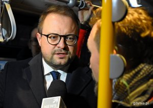 Pierwszy przejazd autobusu po kontrabuspasie na ulicy Chwarznieńskiej, na zdj. wiceprezydent Gdyni ds. rozwoju, Marek Łucyk, fot. Kamil Złoch