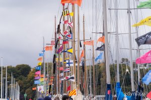 Rozmaite flagi na masztach jachtów ze zlotu „Próchno i Rdza”