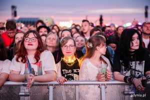 Uczestnicy festiwalu bawiący się przed sceną gł&oacute;wną 