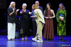 Krystyna Stańko gratuluje laureatce