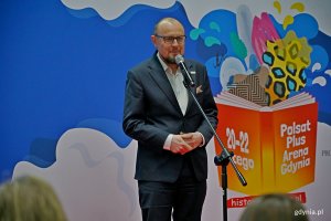 Mariusz Bzdęga &ndash; dyrektor zarządzający ds. kultury i aktywności mieszkańc&oacute;w Urzędu Miasta Gdyni przemawiający podczas otwarcia Targ&oacute;w Książki w Gdyni