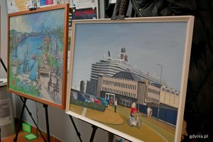 Obrazy prezentowane podczas prewernisażu wystawy &bdquo;100 obraz&oacute;w na 100-lecie Gdyni&rdquo; w Gdyńskim Centrum Organizacji Pozarządowych 