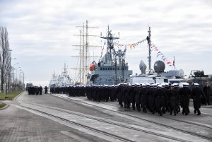 Uroczystość ostatniego opuszczenia bandery na ORP Kondor / fot. Michał Puszczewicz