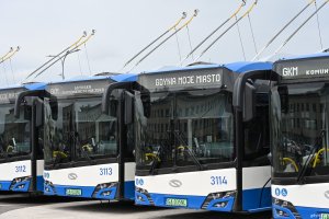 Dziewięć nowych trolejbus&oacute;w Solaris Trollino 12M ustawionych w rzędzie na Molo Południowym