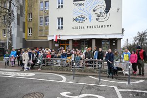 Uczestnicy akcji sprzątania z okazji Dnia Ziemi w punkcie zbiórki przy Szkole Podstawowej nr 53