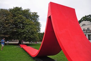 "Ława" - nowy mebel miejski w gdyńskim parku Kolibki // fot. B. Betlejewska