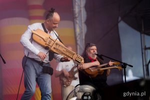 Wykonawca z nietypowym instrumentem