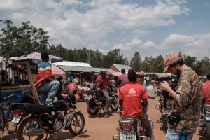 Rynek w Tnazanii pełen ludzi, straganów i motocykli
