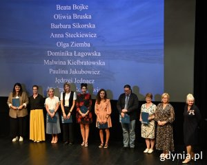 Na zdj. nauczyciele odbierający awans zawodowy na stopień nauczyciela mianowanego w towarzystwie wiceprezydentki Oktawii Gorzeńskiej i naczelniczki Wydziału Edukacji Iwony Tanewskiej