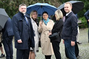Uroczystości pod pomnikiem Ofiar Grudnia 1970 rozpoczęły gdyńskie obchody 45. rocznicy zakończenia strajków i podpisania porozumień sierpniowych. Na zdjęciu, od lewej: przewodniczący Rady Miasta Gdyni Tadeusz Szemiot i radni Beata Zastawna, Emilia Rogała, Monika Strzałkowska oraz Norbert Anisowicz (fot. Michał Puszczewicz)