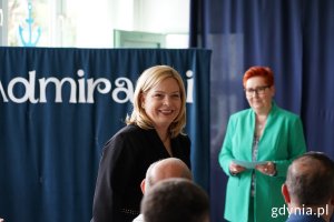 Oktawia Gorzeńska, wiceprezydentka Gdyni i dyrektor przedszkola Joanna Długońska-Duber na tle ścianki z napisem „Admirałki”