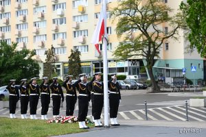 Wciągnięcie flagi na maszt podczas uroczystości z okazji Dnia Weterana Działań poza Granicami Państwa oraz Międzynarodowego Dnia Uczestników Misji Pokojowych ONZ // fot. Michał Puszczewicz