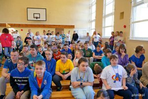 Uczestnicy wydarzenia z okazji Światowego Dnia Świadomości Autyzmu zgromadzenia na sali gimnastycznej ZSS 17 w Gdyni 