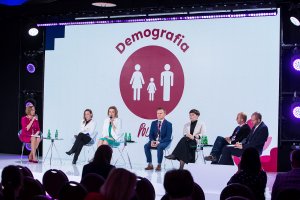 Prowadząca Dorota Łosiewicz oraz paneliści: Judyta Kruk – rzecznik prasowy Związku Dużych Rodzin „Trzy Plus”, Dorota Bojemska – przewodnicząca Rady Rodziny przy Ministerstwie Rodziny i Polityki Społecznej, Barbara Socha – pełnomocnik rządu ds. polityki demograficznej, wiceminister rodziny i polityki społecznej, Bartosz Marczuk – wiceprezes Polskiego Funduszu Rozwoju, prof. dr hab. Michał Michalski – prezes Fundacji IWoRiS, dr Marcin Kędzierski – główny ekspert Centrum Analiz Klubu Jagiellońskiego // fot. materiały Fundacji Projekt PL