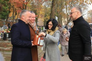 Bracia Krzysztof i Jankowscy podobnie patrzą na świat, na zdjęciu podczas kwesty na rzecz Hospicjum św. Wawrzyńca // fot. z archiwum rodzinnego Jankowskich