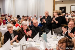 Seniorzy przy świątecznym stole