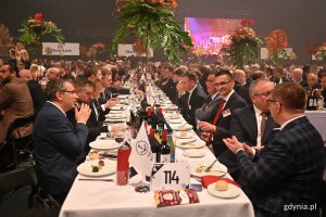 Goście przy stołach w Polsat Plus Arenie Gdynia