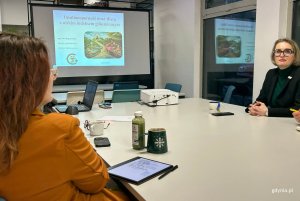 Na zdjęciu: radna Agnieszka Tokarska wraz z członkiniami Gdyńskiej Rady Kobiet (fot. Magdalena Starnawska)