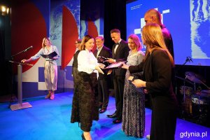 Na scenie nominowani do nagrody w kategorii &bdquo;Animacja kultury&rdquo; oraz laureaci w towarzystwie prezydent Gdyni Aleksandry Kosiorek