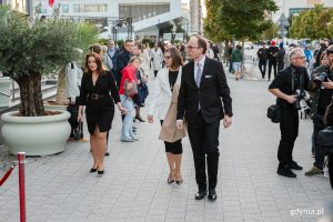 Wiceprzewodniczący Rady Miasta Gdyni Jakub Ubych i radna Anna Szpajer zmierzający na galę otwarcia 51. Festiwalu Polskich Film&oacute;w Fabularnych 