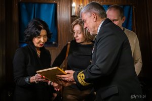 Wręczenie pierwszej statuetki &ndash; nagrody im. komandora Macieja Janiaka na pokładzie ORP &bdquo;Błyskawica&rdquo;. Kadm. prof. dr hab. Tomasz Szubrycht i Ewa Janiak (fot. Kamil Złoch)