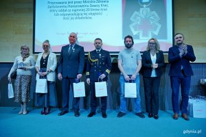 Odznaczeni honorowi dawcy krwi z Gdyni wraz z wiceprezydentem Tomaszem Augustyniakiem i dr hab. Marleną Robakowską &ndash; dyrektor Regionalnego Centrum Krwiodawstwa i Krwiolecznictwa w Gdańsku podczas gali 