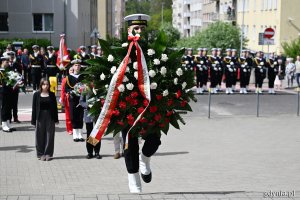 Żołnierz Marynarki Wojennej z wieńcem podczas uroczystości z okazji Święta Narodowego Trzeciego Maja