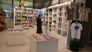 Książki, gadżety, biżuteria, plakaty do kupienia w sklepie Muzeum Miasta Gdyni