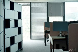 Wnętrza i stanowiska pracy w biurze firmy Bechtel w Gdańsku 